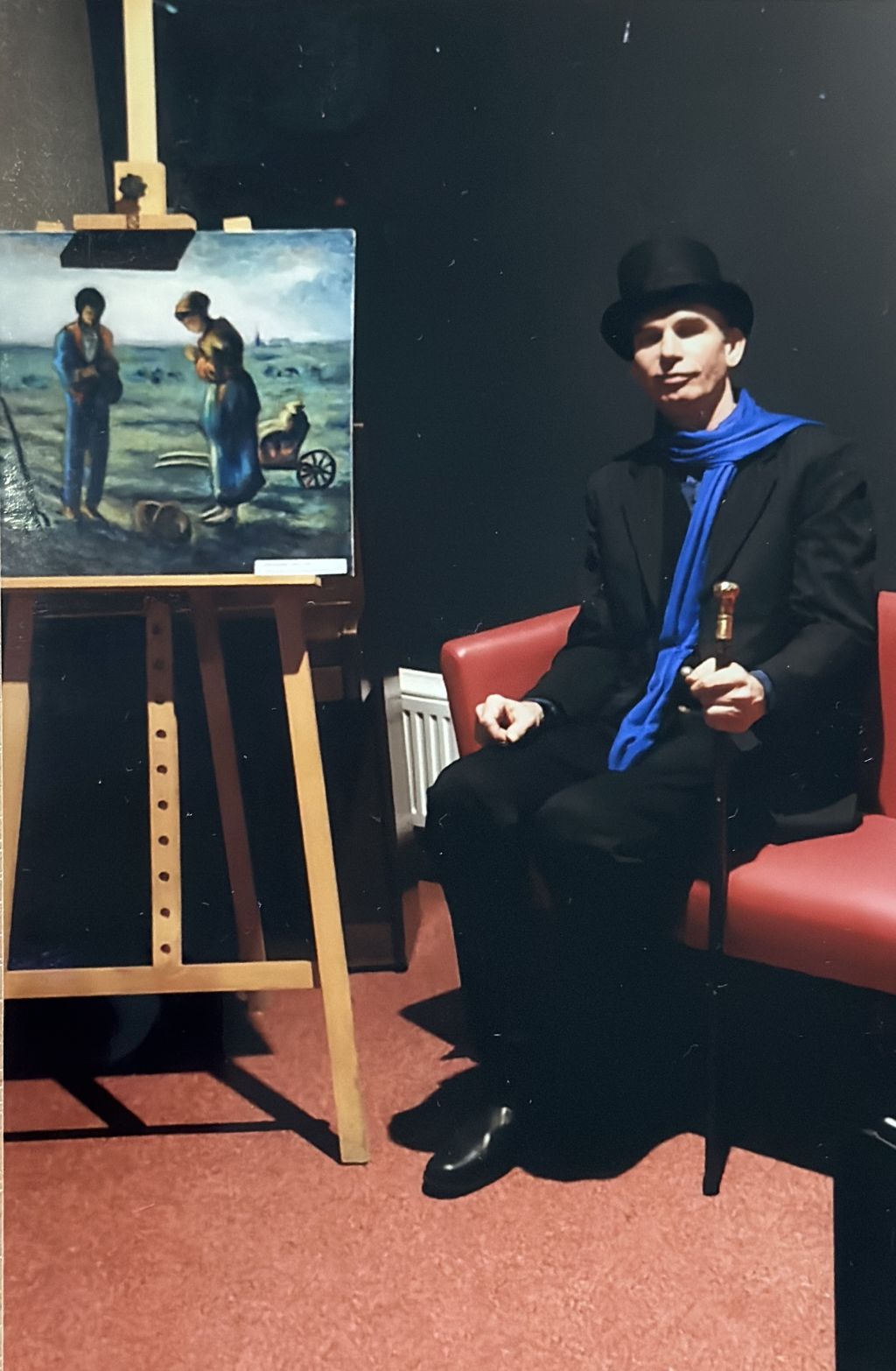 Na zdjęciu Krzysztof Zięcik siedzący obok swojego obrazu